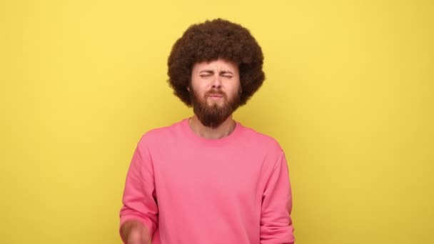 스타일의 머리를 서두르는 사람은 찌르고 스웨터 스튜디오 가노란 배경에 고립된 — 비디오
