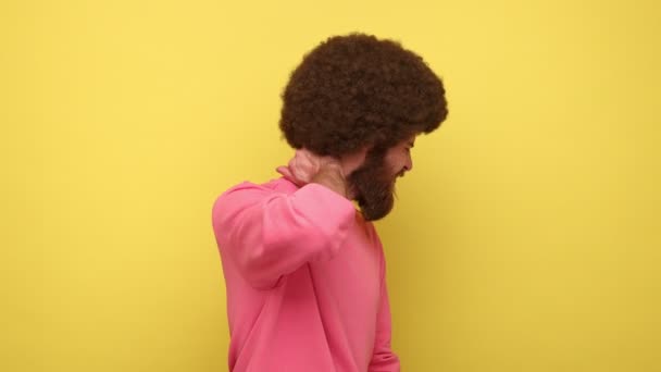 Vista Lateral Homem Hipster Com Penteado Afro Esfregando Pescoço Sorrindo — Vídeo de Stock