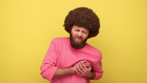 Ból Klatce Piersiowej Brodatego Hipstera Fryzurą Afro Cierpiącego Nagły Zawał — Wideo stockowe