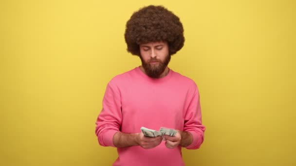 Vousatý Muž Afro Účesem Který Drží Hodně Dolarových Bankovek Počítá — Stock video