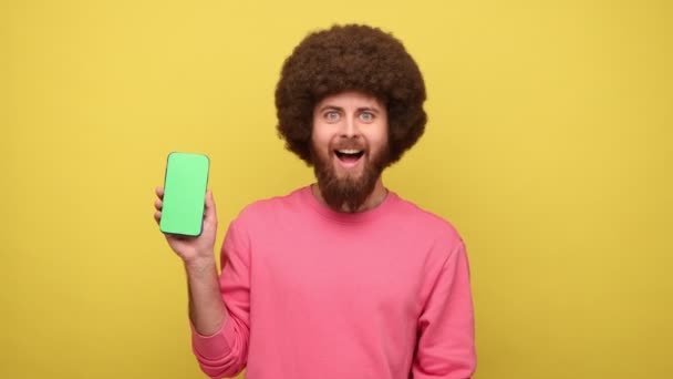 Vousatý Hipster Muž Afro Účesem Ukazuje Chytrý Telefon Prázdnou Obrazovkou — Stock video