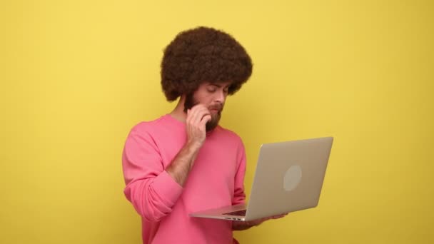 Homem Barbudo Com Penteado Afro Segurando Computador Portátil Nas Mãos — Vídeo de Stock