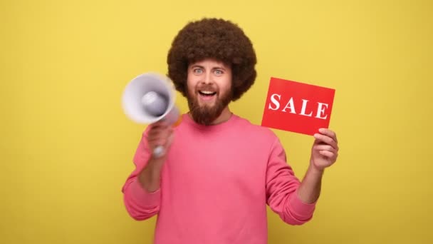 Bearded Man Med Afro Frisyr Uppmärksamma Tillkännage Stor Försäljning Skriker — Stockvideo