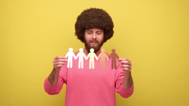 팀워크 분홍색 운동복을 입은아 스타일의 턱수염 스튜디오 가노란 배경에 고립된 — 비디오