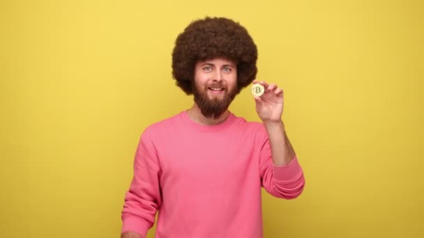 Skäggig Hipster Man Med Afro Frisyr Visar Tillväxt Ökning Bitcoin — Stockvideo