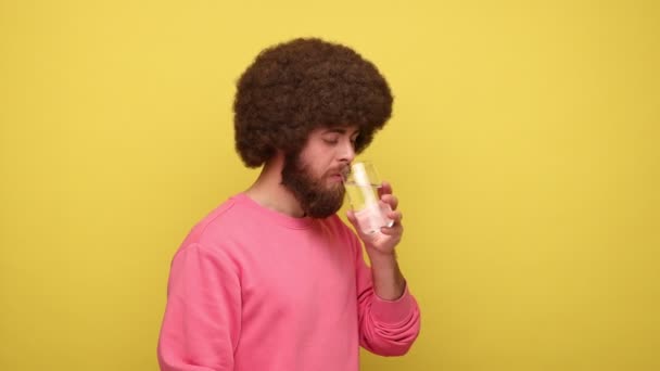 Brodaty Hipster Przystojny Spragniony Mężczyzna Fryzurą Afro Pijący Wodę Zamkniętymi — Wideo stockowe