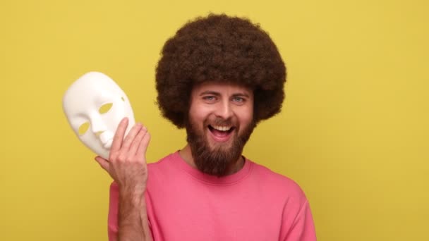 Vousatý Hipster Afro Účesem Odkládající Masku Projevující Různé Emoce Falešnost — Stock video