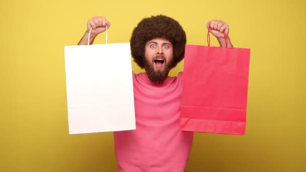 Hombre Con Peinado Afro Levantó Los Brazos Con Bolsas Compras — Vídeos de Stock