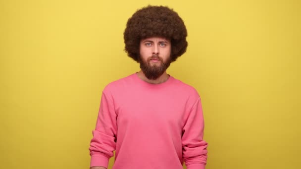 Brodaty Hipster Zdezorientowany Mężczyzna Fryzurą Afro Trzymający Rękach Dwie Puste — Wideo stockowe