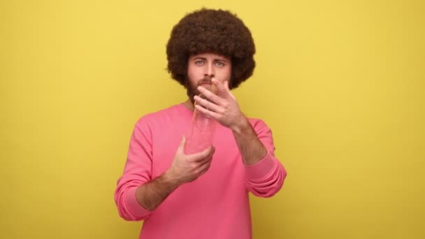 Baard Hipster Verantwoordelijke Man Met Afro Kapsel Verkruimelen Lege Plastic — Stockvideo