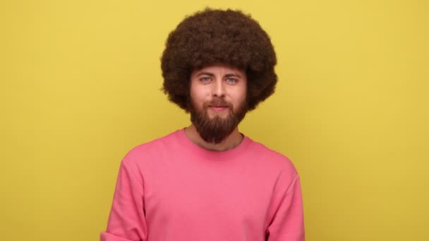 Baard Hipster Positieve Man Met Afro Kapsel Houden Vergrootglas Zijn — Stockvideo