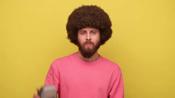 Bärtiger Mann Mit Afro Frisur Der Ein Kontaktloses Zahlungsterminal Der — Stockvideo