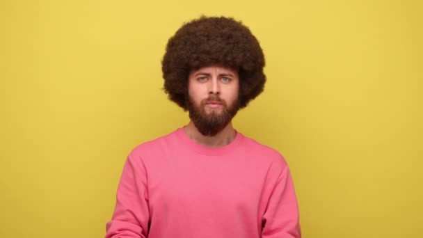 Verantwoordelijke Man Met Baard Met Afro Kapsel Met Blauw Bewustzijn — Stockvideo