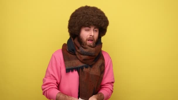 Skäggig Hipster Ohälsosam Man Med Afro Frisyr Stående Insvept Halsduk — Stockvideo