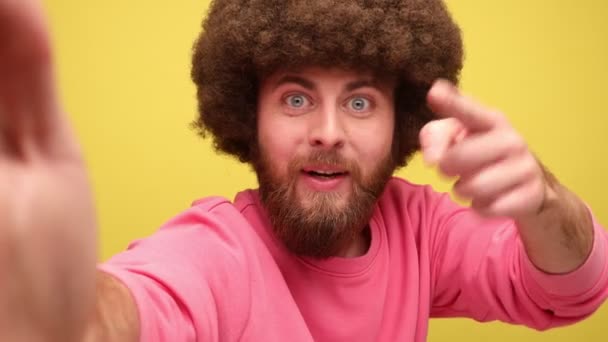 Bearded Hipster Uomo Blogger Con Acconciatura Afro Broadcasting Livestream Puntando — Video Stock