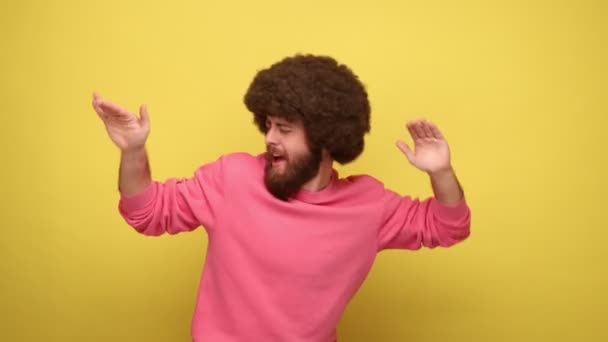 Homme Avec Une Coiffure Afro Danse Admirant Chanson Préférée Avec — Video