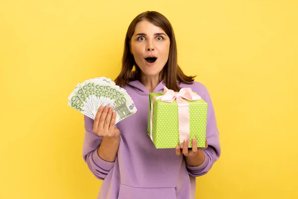 Retrato Mujer Emocionada Asombrada Sosteniendo Caja Regalo Envuelta Los Billetes — Foto de Stock