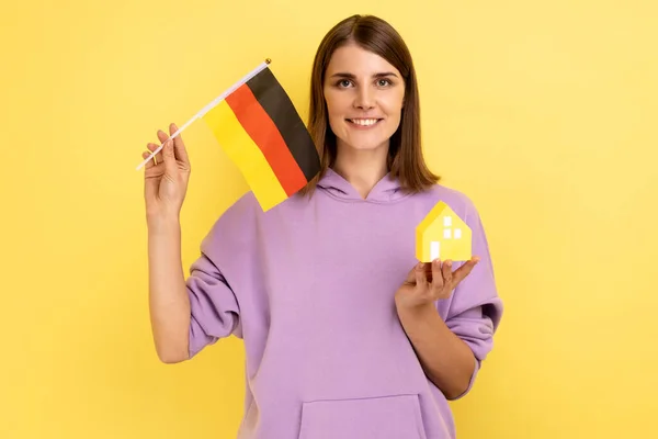 Покупка Недвижимости Германии Иммиграция Портрет Позитивной Женщины Немецким Флагом Бумажным — стоковое фото