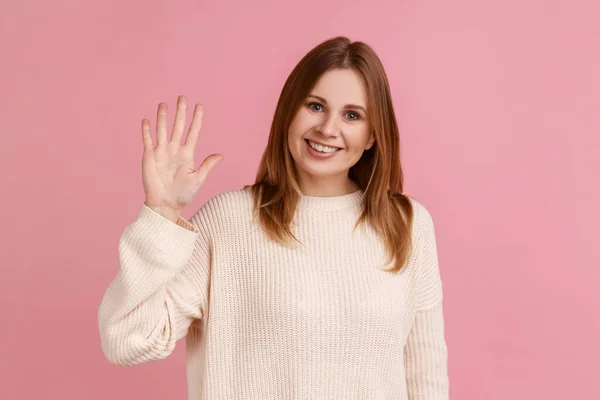 Ritratto Giovane Donna Bionda Amichevole Che Saluta Mano Sorridendo Con — Foto Stock