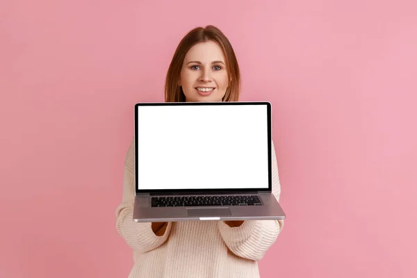 Retrato Mujer Rubia Sonriente Feliz Que Muestra Ordenador Portátil Con — Foto de Stock