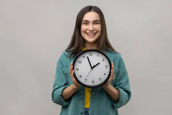 Sonriente Mujer Encantada Con Cabello Oscuro Sosteniendo Reloj Pared Siendo — Foto de Stock