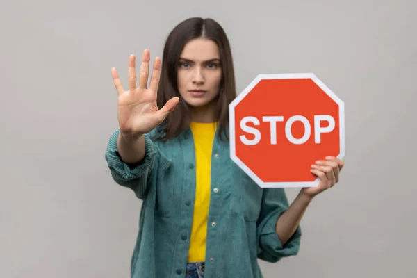 Retrato Mujer Pelo Oscuro Estricta Mostrando Gesto Stop Sosteniendo Señal — Foto de Stock