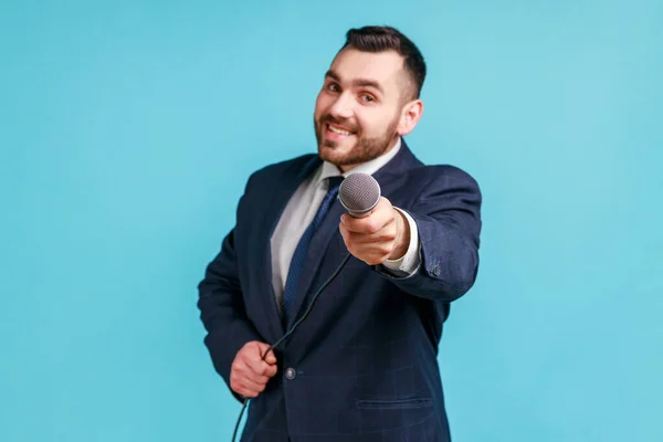 Periodista Sonriente Vestido Con Traje Estilo Oficial Sosteniendo Micrófono Haciendo —  Fotos de Stock