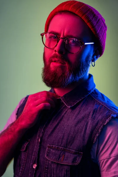 Retrato Homem Hipster Barbudo Atraente Óculos Olhando Para Câmera Segurando — Fotografia de Stock