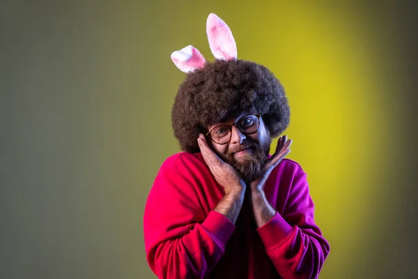 Ritratto Carino Affascinante Uomo Hipster Con Acconciatura Afro Orecchie Coniglio — Foto Stock