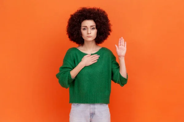 Prometo Mujer Seria Con Peinado Afro Usando Suéter Verde Pie —  Fotos de Stock