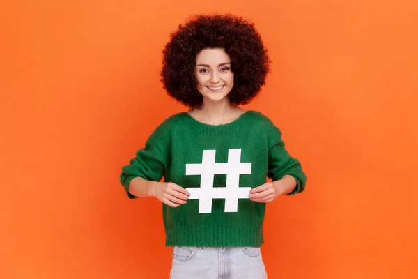 Sokkolt Afro Frizurával Fehér Hashtag Szimbólumra Mutatva Elképesztő Népszerűsítő Vírustéma — Stock Fotó