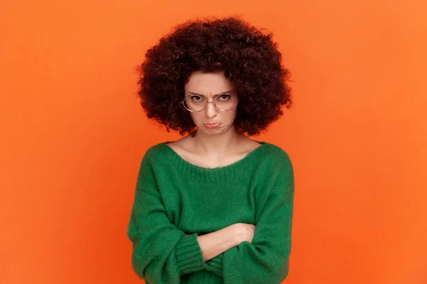 Atractiva Mujer Molesta Con Peinado Afro Suéter Casual Verde Gafas — Foto de Stock