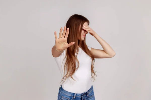 Retrato Mulher Bonita Medo Fechar Olhos Com Palma Mão Mostrando — Fotografia de Stock