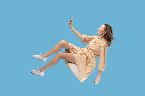 Zwervend Lucht Glimlachend Meisje Gele Jurk Zwevend Met Mobiele Telefoon — Stockfoto