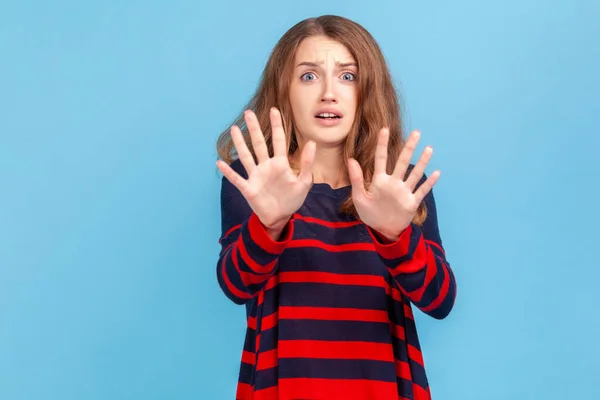 줄무늬 스웨터 카메라 눈으로 응시하는 두려움에 여자는 멈추는 경고의 표현을 — 스톡 사진
