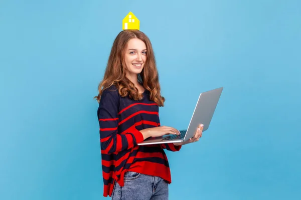 Aantrekkelijke Vrolijke Vrouw Met Gestreepte Casual Stijl Trui Laptop Hand — Stockfoto