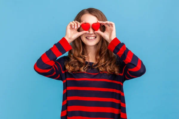 Vtipná Pozitivní Žena Pruhovaném Neformálním Svetru Zakrývající Oči Malými Červenými — Stock fotografie