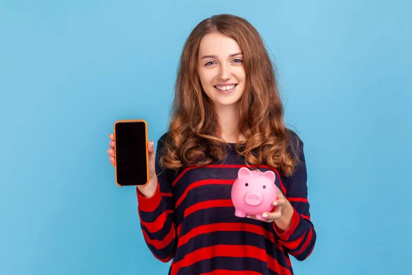 Mulher Positiva Vestindo Camisola Listrada Estilo Casual Segurando Banco Porquinho — Fotografia de Stock