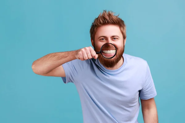 Retrato Engraçado Positivo Jovem Adulto Barbudo Homem Segurando Lupa Seus — Fotografia de Stock