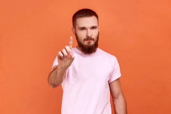 Retrato Homem Barbudo Advertência Erro Olhando Para Câmera Com Dedo — Fotografia de Stock