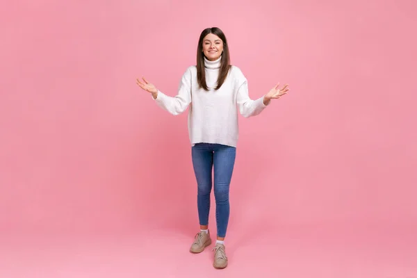 Retrato Larga Duración Mujer Feliz Extendiendo Las Manos Para Abrazar — Foto de Stock