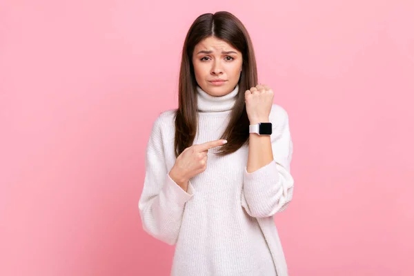 Retrato Feminino Impaciente Perturbado Mostrando Relógio Pulso Lembrando Tempo Tardio — Fotografia de Stock