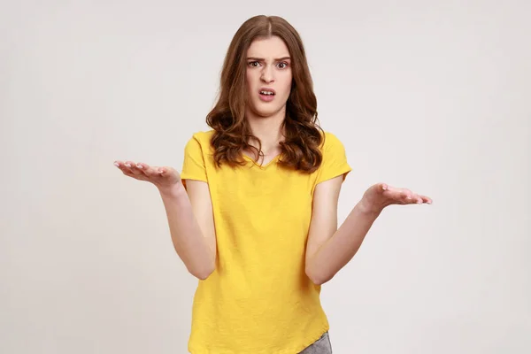 Que Que Queres Retrato Adolescente Confuso Camiseta Amarela Com Mãos — Fotografia de Stock