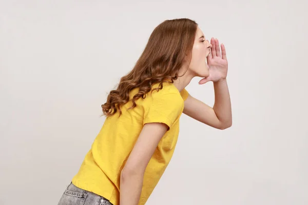 Atención Anuncio Vista Lateral Una Joven Con Una Camiseta Amarilla — Foto de Stock