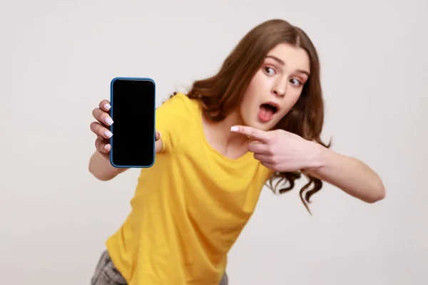 Porträt Einer Schockierten Jungen Frau Gelbem Lässigem Shirt Stehend Telefon — Stockfoto