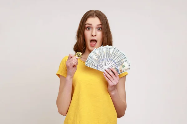 Vzrušená Mladá Dívka Žlutém Tričku Držící Ruce Ukazující Dolarové Bankovky — Stock fotografie