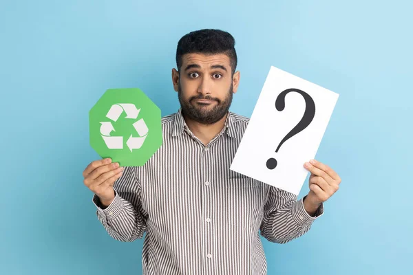 Porträt Eines Bärtigen Zweifelnden Geschäftsmannes Der Mit Grünem Recyclingschild Und — Stockfoto