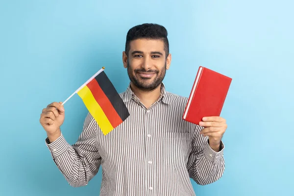 Портрет Улыбающегося Человека Книгой Руках Немецким Флагом Мечтающего Учиться Германии — стоковое фото
