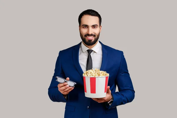 Sonriente Hombre Negocios Barbudo Pie Sosteniendo Gafas Palomitas Maíz Estar — Foto de Stock