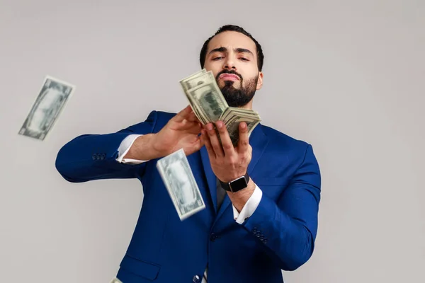 Een Man Met Een Baard Die Dollars Verstrooit Met Arrogante — Stockfoto